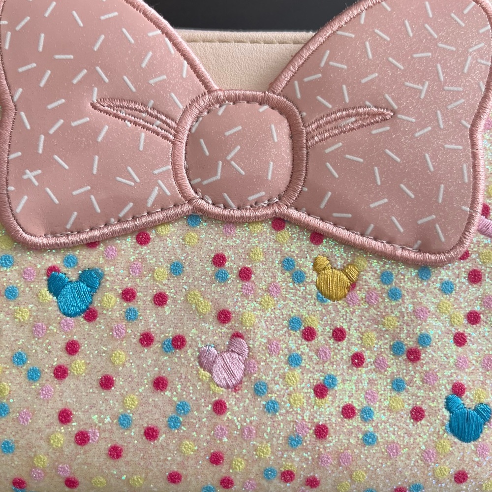Danielle Nicole Disney Minnie Mouse Cream and Pink Bow Wallet EUC - Picture 4 of 4